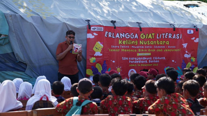 Penerbit Erlangga Gelar Giat Literasi ke-9 di SDN Kiarajangkung, Banten