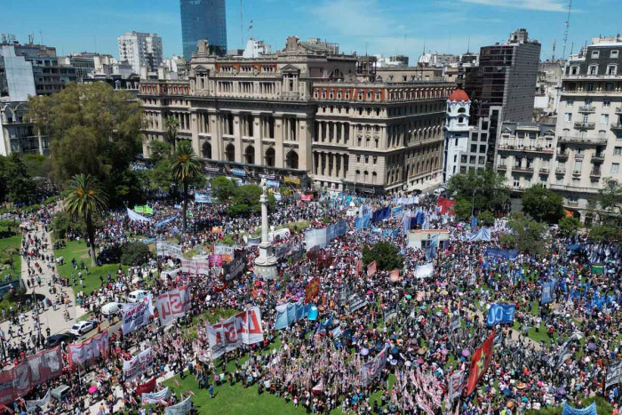 Pengadilan Argentina Menangguhkan Reformasi Ketenagakerjaan Presiden Milei