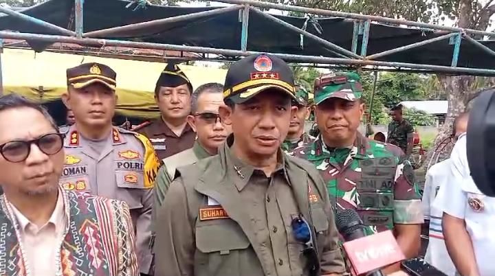 Kepala BNPB Suharyanto Tinjau Posko Pengungsian Korban Erupsi Gunung Lewotobi
