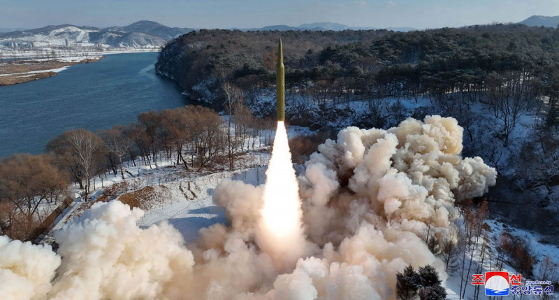Korea Utara Konfirmasi Uji Tembak Sukses Rudal Balistik Jarak Menengah Berbahan Bakar Padat