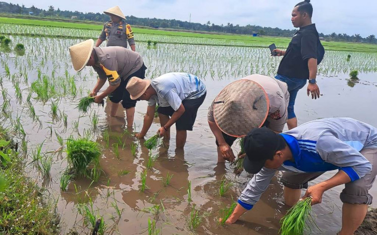 Program Jumat Curhat Ajak Petani Siak Pelihara Kamtibmas