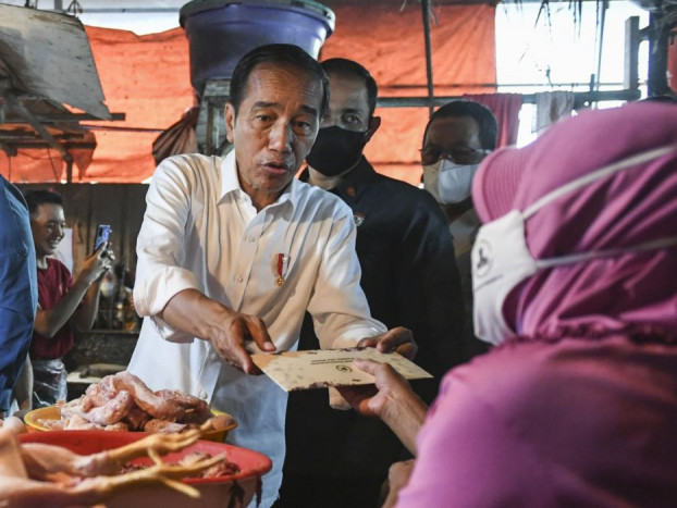 TPN Sebut Aksi Jokowi Bagi-bagi Bansos Berlebihan