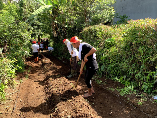 Masyarakat Desa Tonasa Gowa Sulsel Lakukan Perbaikan Jalan Bersama Relawan OMG