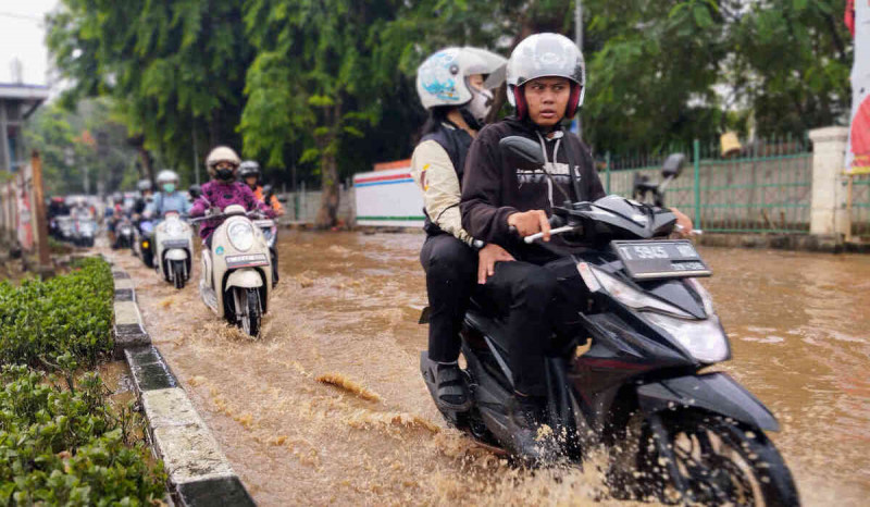  Hujan Guyur Jakarta Sejak Siang, 3 Ruas Jalan Tergenang Air