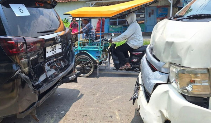 Rombongan Kendaraan Anies Baswedan-Cak Imin Kecelakaan di Sumenep