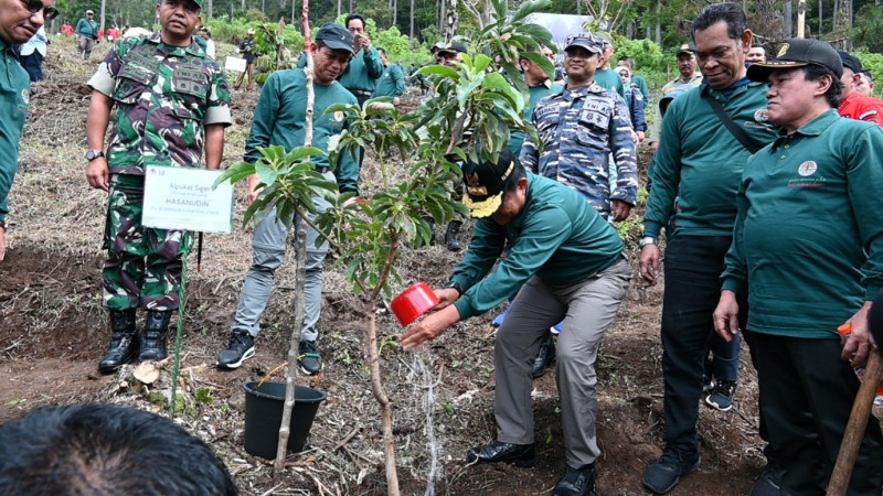 Lanjutkan Penanaman Pohon, KLHK Tanam Alpukat Siger dan Durian di Sidamanik