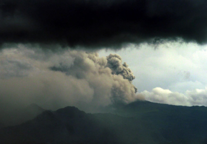Kembali Erupsi, Gunung Dukono Lontarkan Abu Vulkanik Setinggi 4 Kilometer