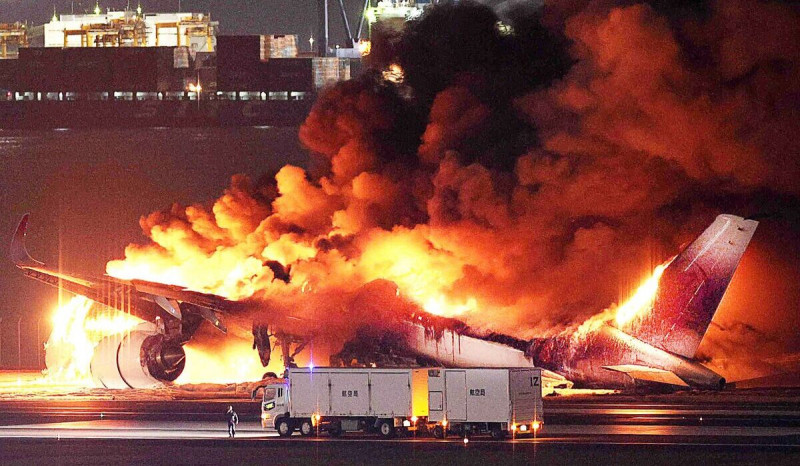 Pesawat yang Membawa 400 Penumpang Terbakar di Bandara Haneda, Jepang