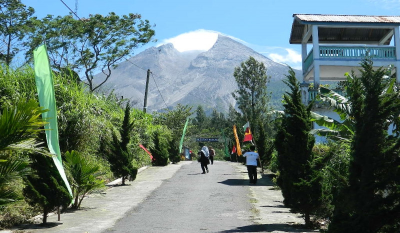 Waspada Abu Vulkanik, BPBD Klaten Bagikan Masker di Kawasan Rawan Bencana Gunung Merapi