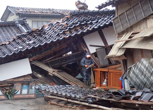 Tim Penyelamat Berpacu dengan Waktu Selamatkan Korban Gempa Jepang