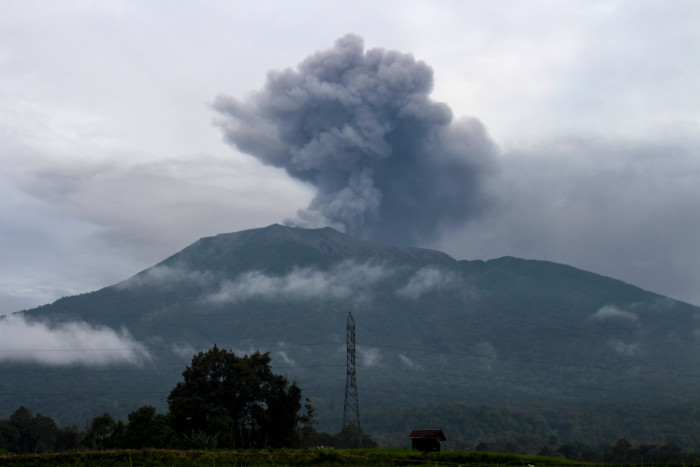 Gunung Marapi Erupsi, Bandara Minangkabau Ditutup hingga Malam Ini  