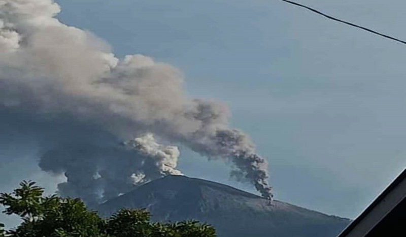 BNPB Salurkan Sembako Hingga Masker Untuk Pengungsi Gunung Lewotobi