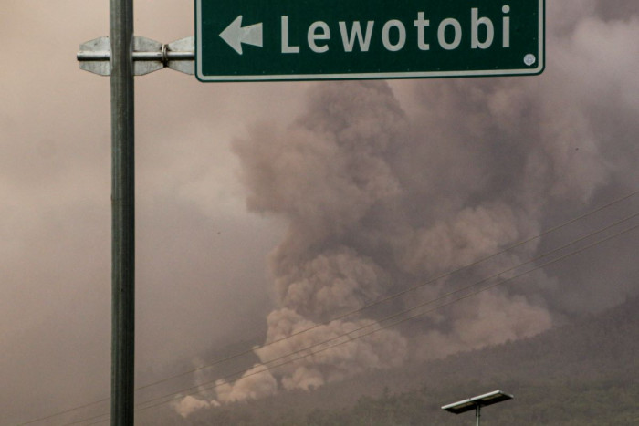 Tim SAR Temukan 2 WNA Kemah di Jalur Lava Gunung Lewotobi