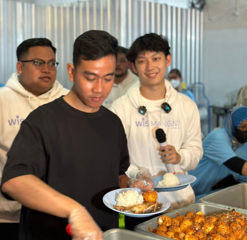 Gibran Kunjungi Rumah Makan Gratis Wis Mangan di Kota Semarang