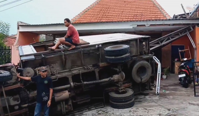 Tidak Kuat Nanjak, Truk Boks di Semarang Tabrak Rumah dan 2 Sepeda Motor