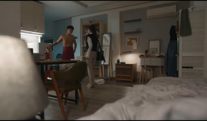Adegan Lee Yi Kyung Melepas Handuk dalam Episode Ke-2 Drakor Marry My Husband Jadi Sorotan 