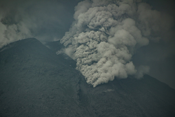 Erupsi Gunung Lewotobi, PVMBG Imbau Warga Tidak Lepas Masker  