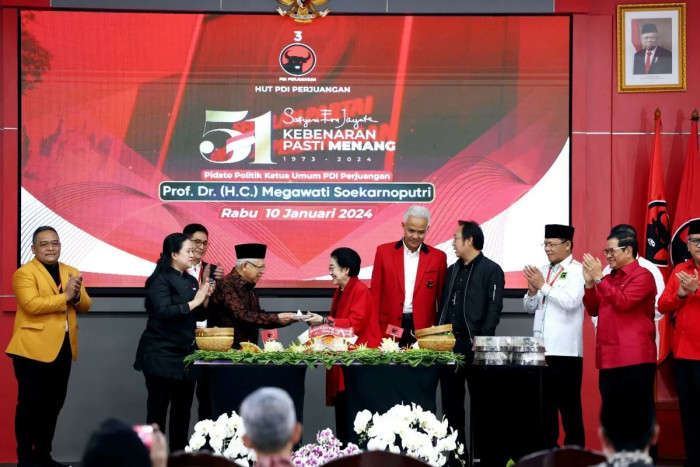 HUT PDIP, Megawati Beri Potongan Pertama Tumpeng untuk Ma'ruf Amin