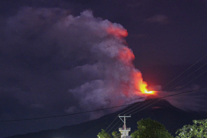 Gunung Lewotobi Meletus 5 Kali, Pengungsi Bertambah jadi 6.550 Orang