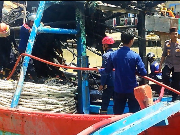 Kapal Nelayan di Pelabuhan Kluwut Terbakar, Penyebab Diselidiki