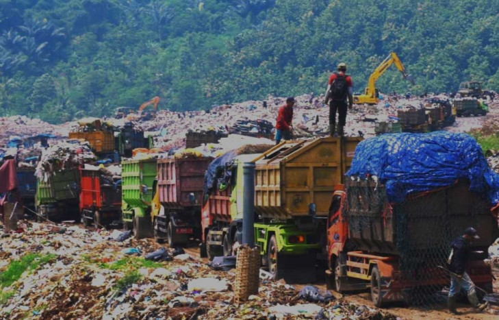 Hujan Hambat Pembuangan Sampah ke TPA Sarimukti