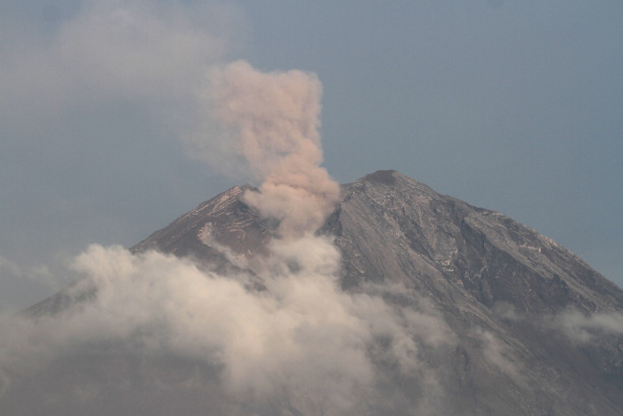 Gunung Semeru di Lumajang Erupsi Dua Kali