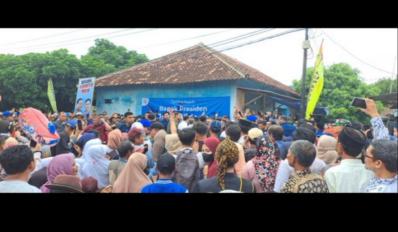 Ada Banner Paslon 02 saat Jokowi Bagikan Bansos, Lalu Apa Komentar Istana? 