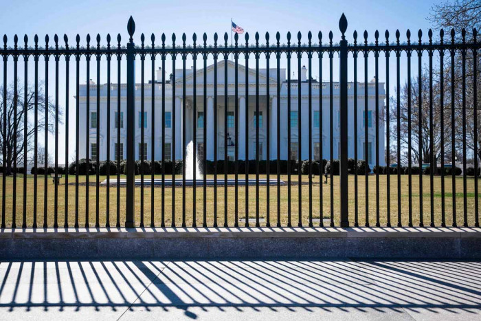 Seorang Sopir Ditangkap setelah Menabrak Pintu Gerbang Gedung Putih