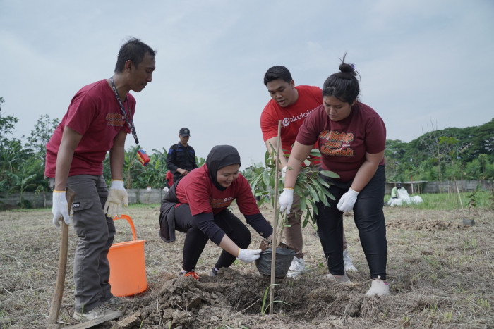 Dukung Kelestarian Lingkungan, Akulaku Tanam Ratusan Bibit Pohon di Ujung Menteng