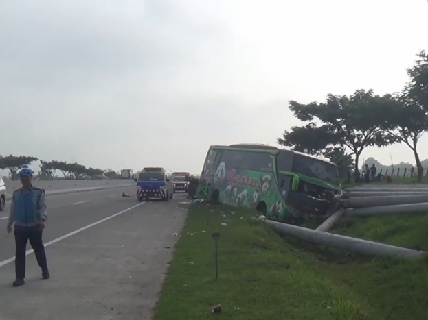 Bus Rombongan Guru Tabrak Truk di Tol Ngawi