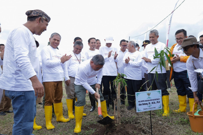 Wujudkan Keberlanjutan Lingkungan, Wamen LHK Tanam Pohon Bambu di Magetan