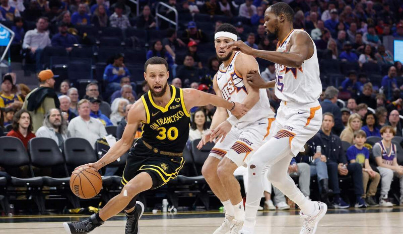 Stephen Curry Bawa Golden State Warriors Kalahkan Suns