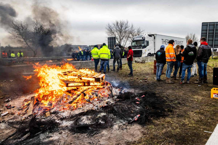 Protes Petani di Belanda: Jalanan Ditutup dan Kebakaran