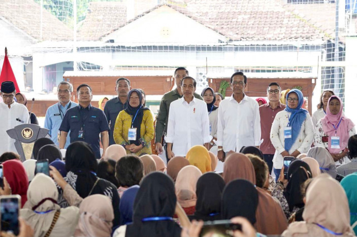 Jokowi Ajak Sultan Jogja Temui Ribuan Nasabah PNM Mekaar di Bantul