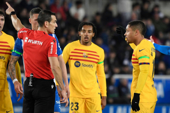 Kena Kartu Merah, Vitor Roque Marah Tak bisa Main di Pertandingan FC Barcelona vs Granada