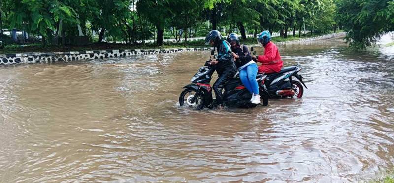 6 Jam Hujan, Ruas Jalan di Kota Kupang Tergenang Setinggi 30 Cm