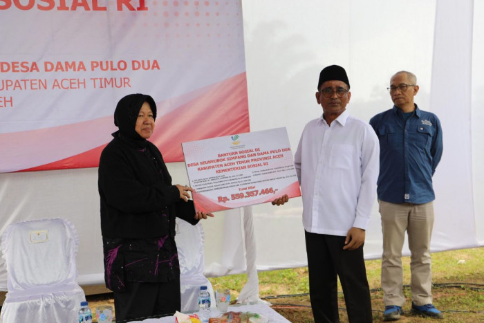 Mensos Tri Rismaharini Serahkan 11 Bantuan Rumah Tahan Gempa di Aceh Timur