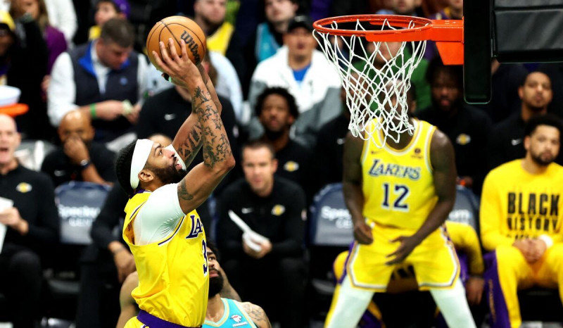 Anthony Davis Bawa Lakers Raih Kemenangan atas Charlotte Hornet