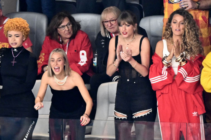 Taylor Swift Dukung Kekasih, Travis Kelce, di Super Bowl Bersama Para Selebriti