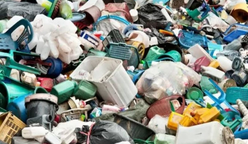 Ratusan Ton Sampah Tutupi Tiga Aliran Kali di Depok