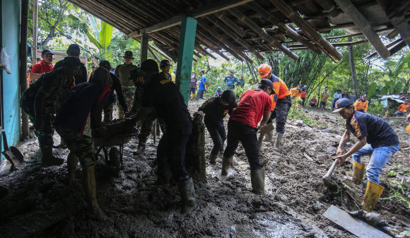 Akibat Hujan Deras, Tanggul di Kota Yogyakarta Longsor