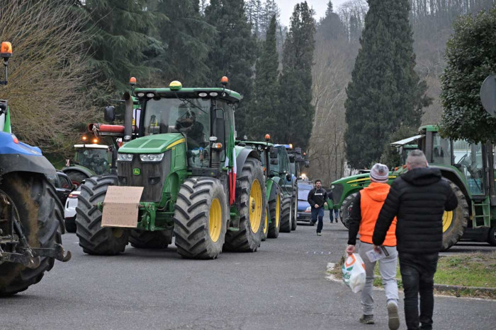 Puluhan Traktor Berencana Kepung Roma