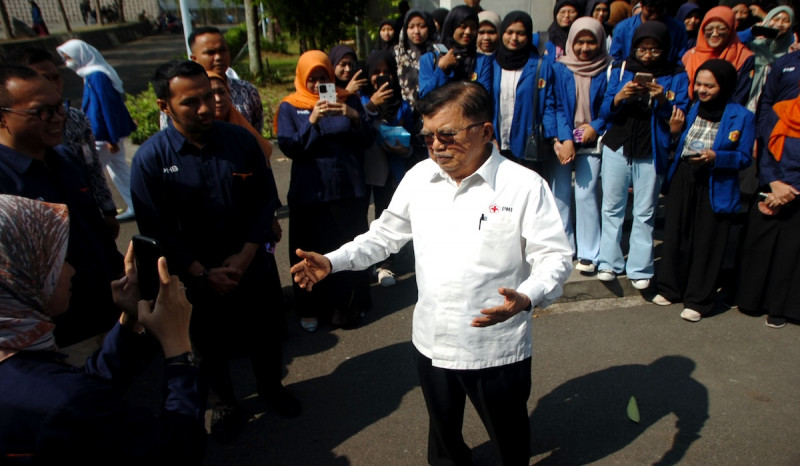 Jokowi Bagi Bansos Depan Istana, Jusuf Kalla : Tugas Camat Itu