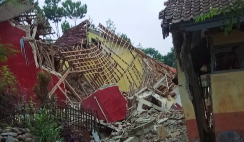 Bangunan SD di Bandung Barat Ambruk Akibat Pergerakan Tanah, Ratusan Jiwa Mengungsi