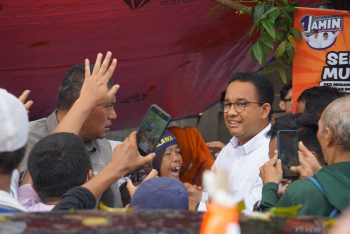 Anies Baswedan Jalan Kaki Menuju JIS, Disambut Meriah Para Pendukung