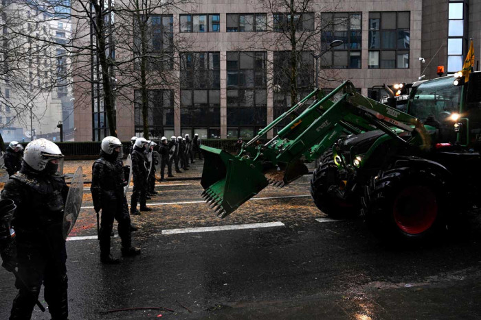 Bentrokan Petani Eropa dan Polisi di Brussels sebagai Protes Kebijakan Pertanian