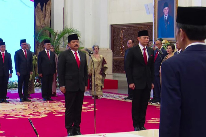 Jokowi Resmi Lantik Hadi Tjahjanto dan Agus Harimurti sebagai Menteri