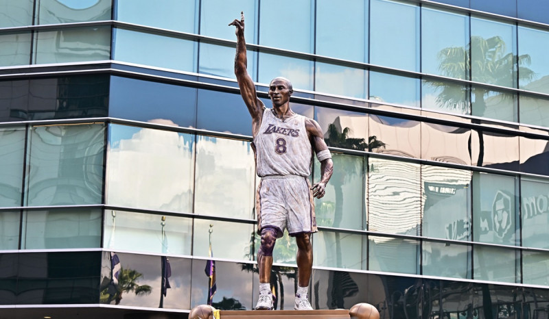 Lakers Resmikan Patung Kobe Bryant di Staples Center