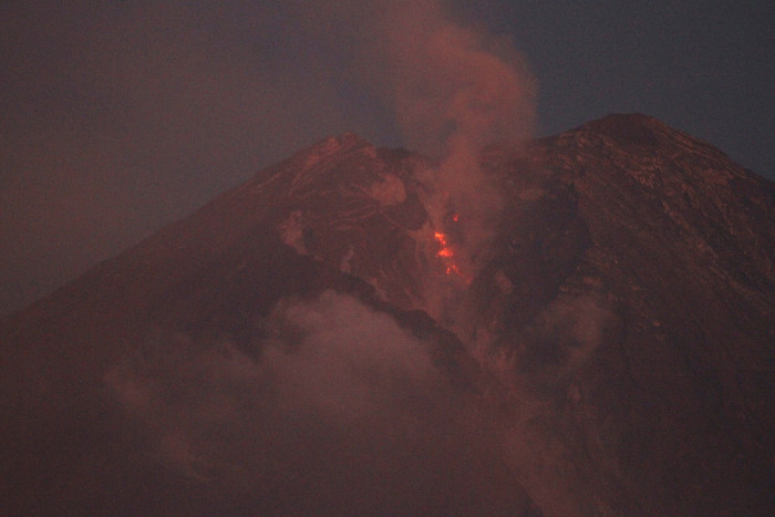 Gunung Semeru Erupsi, Luncuran Abu Vulkanik Mencapai 800 Meter Ke Tenggara