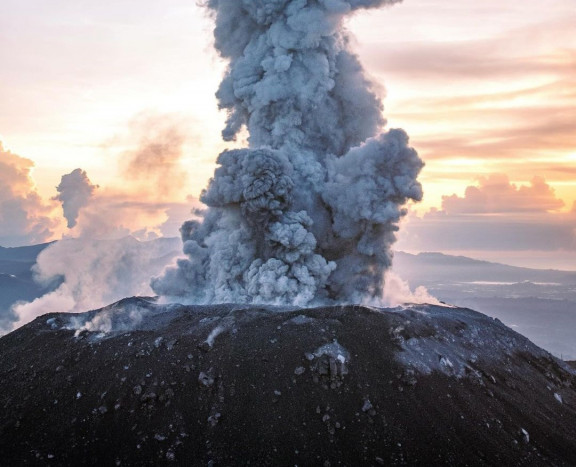 Gunung Ibu di Halmahera Meletus, Muntahkan Abu Vulkanik Setinggi 1 Kilometer 